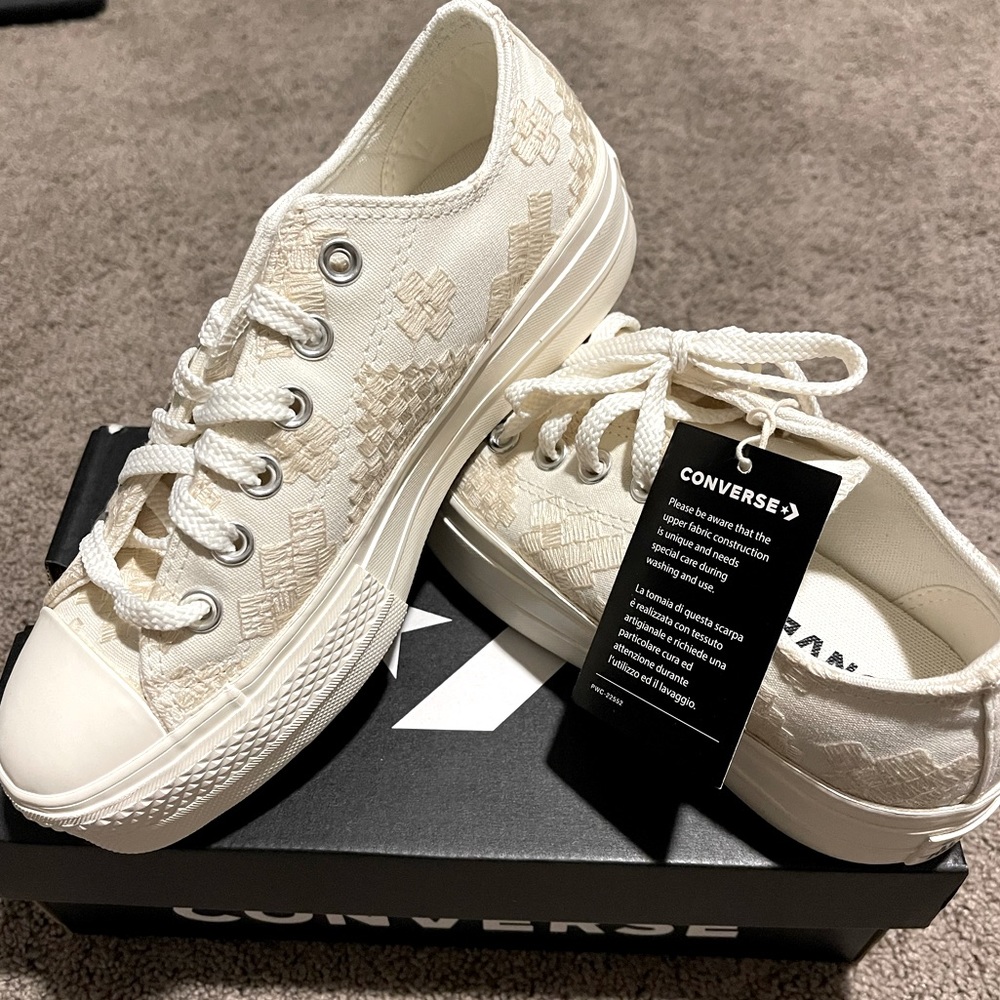 Converse platform vintage white embroidered detail size 6 women.